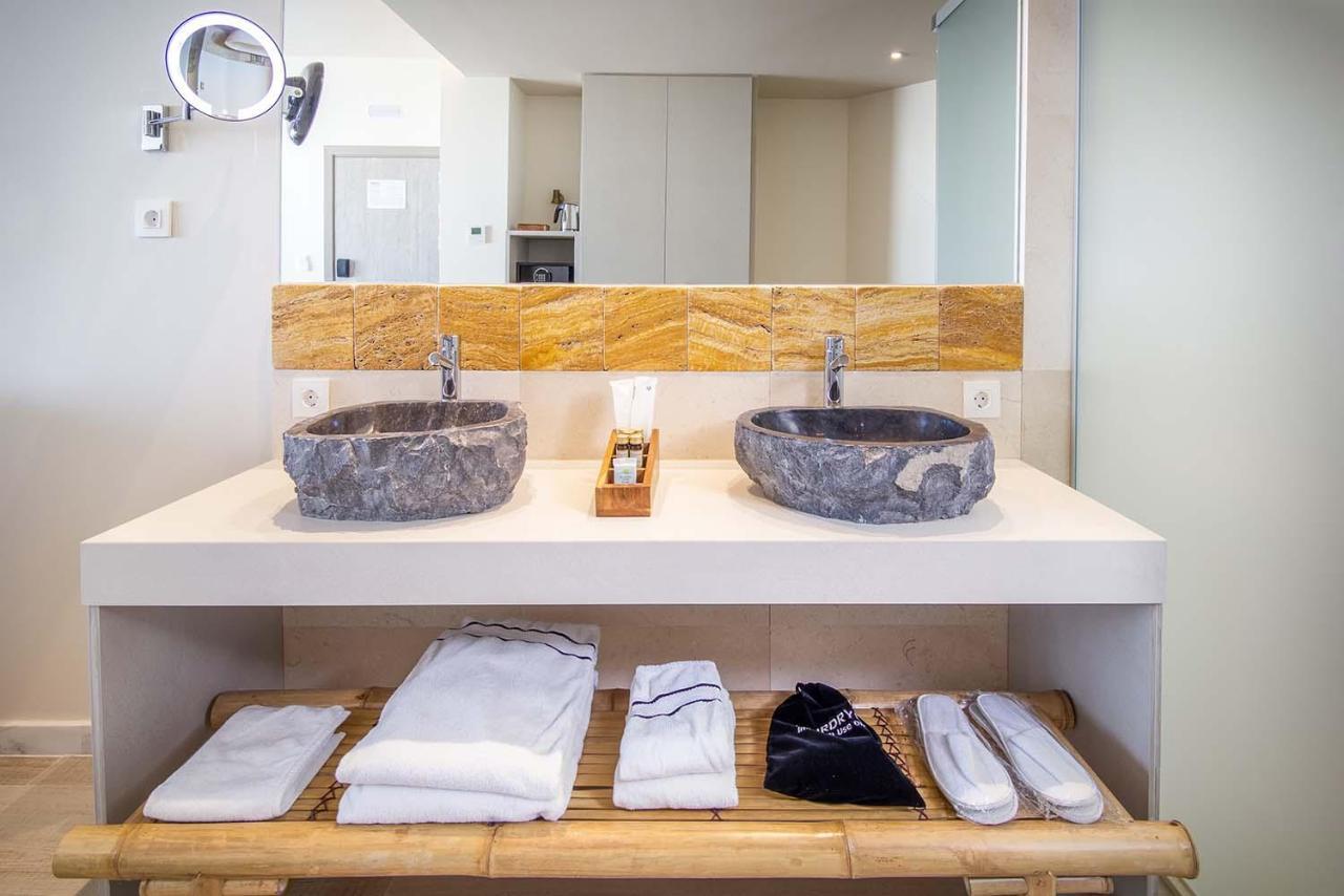 Zahara Beach & Spa By Qhotels - Adults Recommended Захара-де-лос-Атунес Экстерьер фото Bathroom at the Hotel