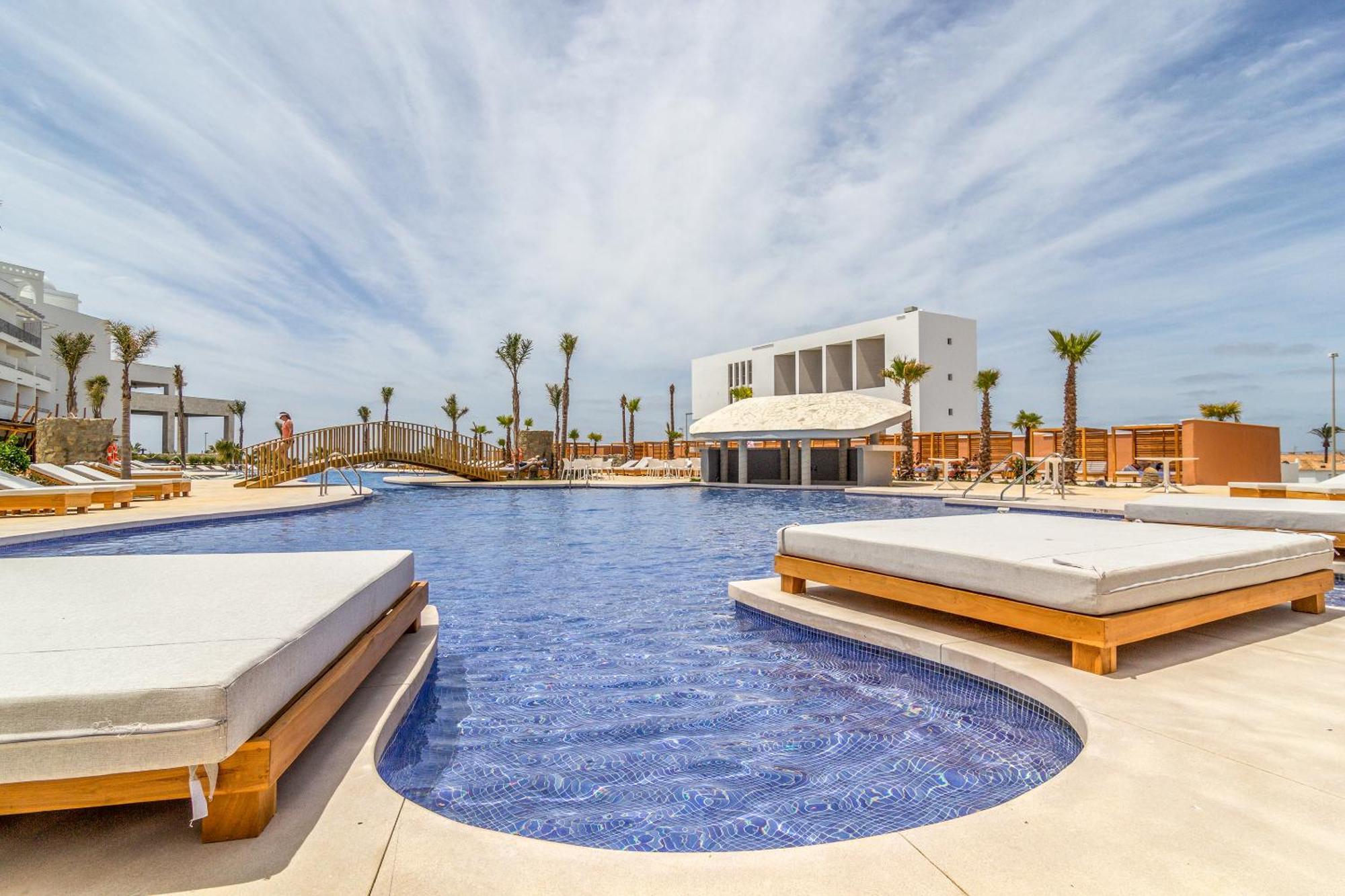 Zahara Beach & Spa By Qhotels - Adults Recommended Захара-де-лос-Атунес Экстерьер фото The swimming pool at the hotel