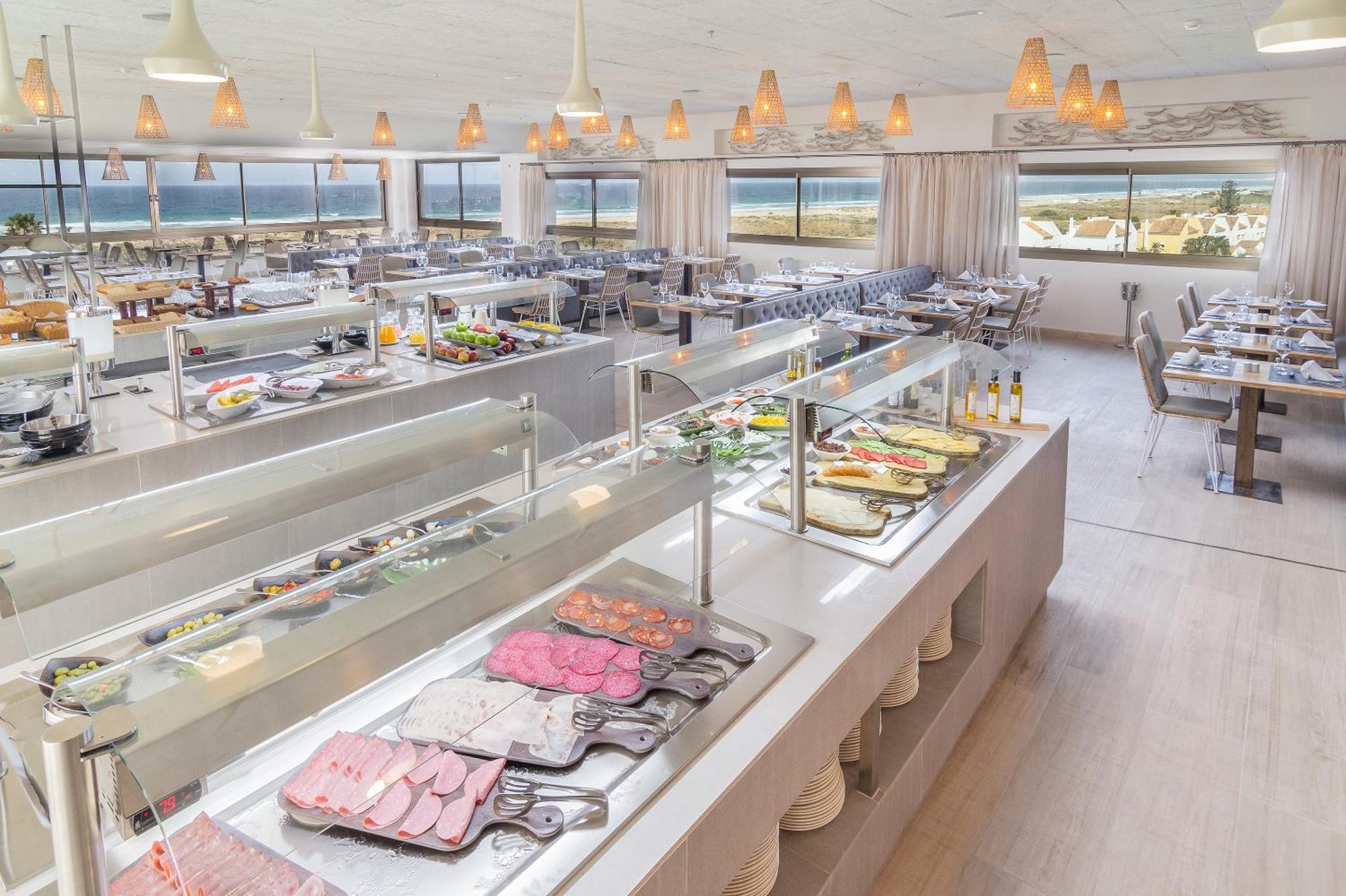 Zahara Beach & Spa By Qhotels - Adults Recommended Захара-де-лос-Атунес Экстерьер фото Buffet at a hotel