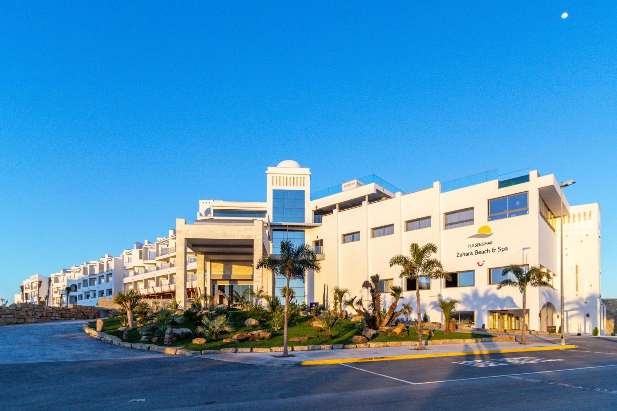 Zahara Beach & Spa By Qhotels - Adults Recommended Захара-де-лос-Атунес Экстерьер фото The mall at sunset