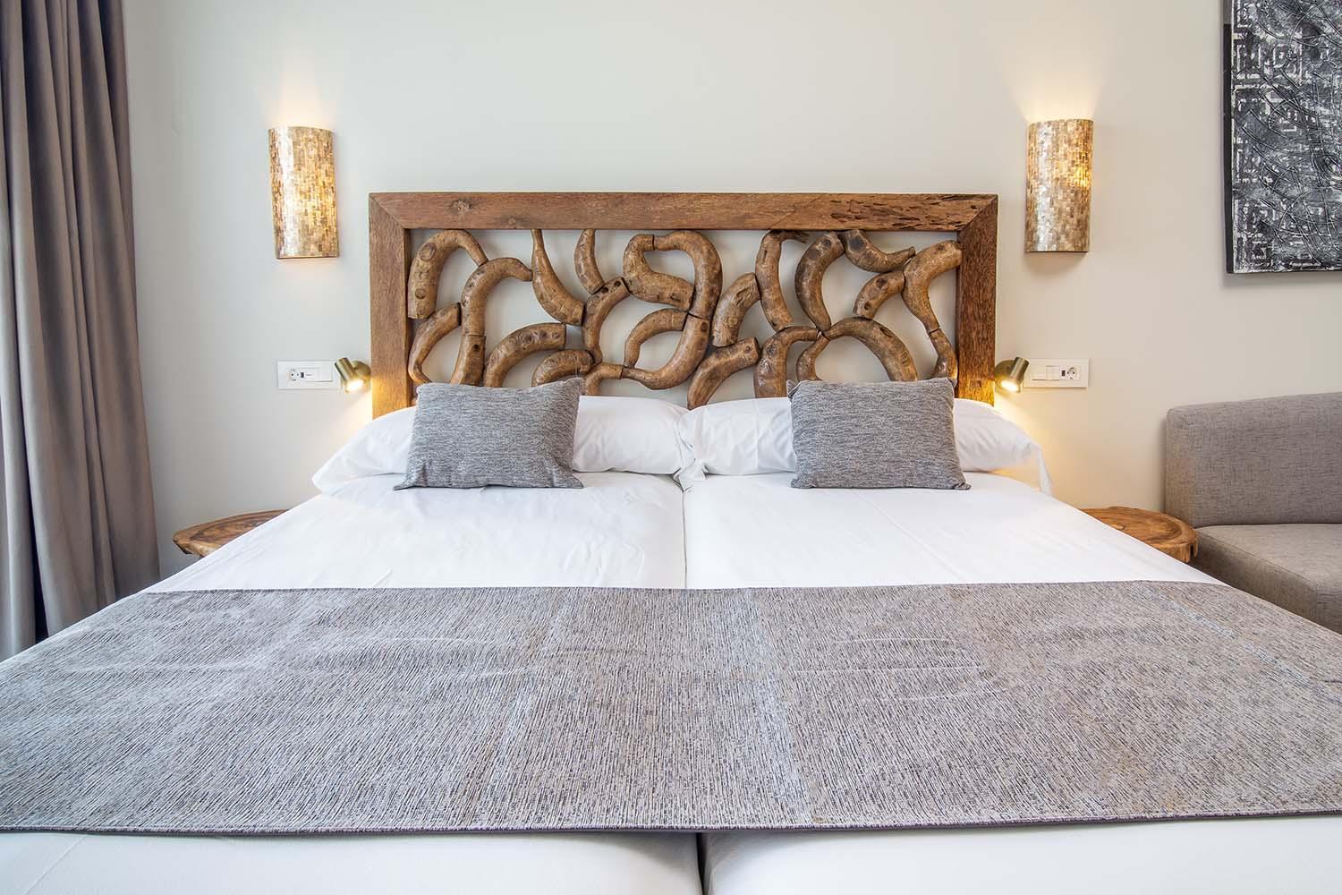 Zahara Beach & Spa By Qhotels - Adults Recommended Захара-де-лос-Атунес Номер фото A bed with a wooden headboard