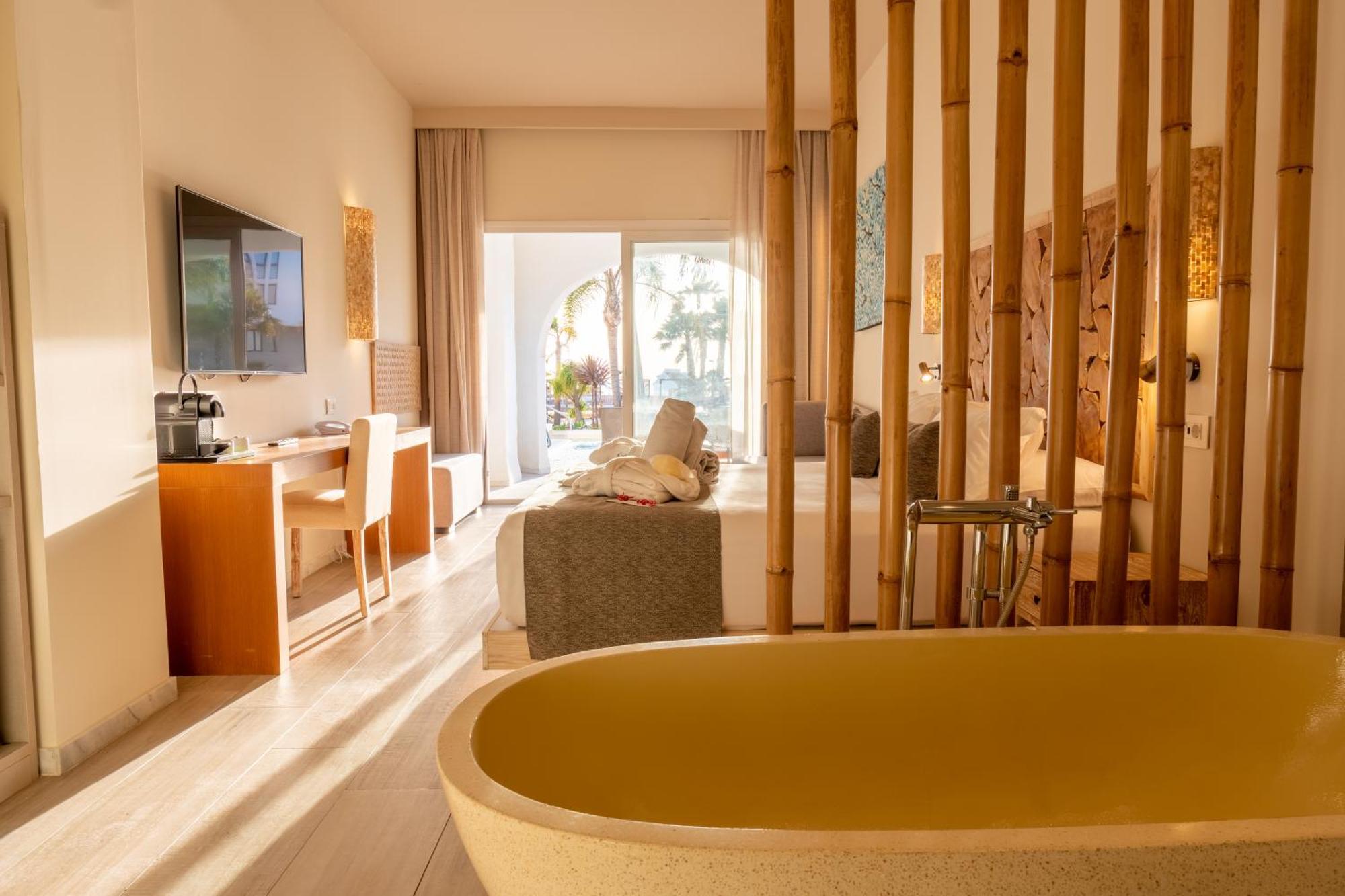 Zahara Beach & Spa By Qhotels - Adults Recommended Захара-де-лос-Атунес Экстерьер фото Deluxe Room