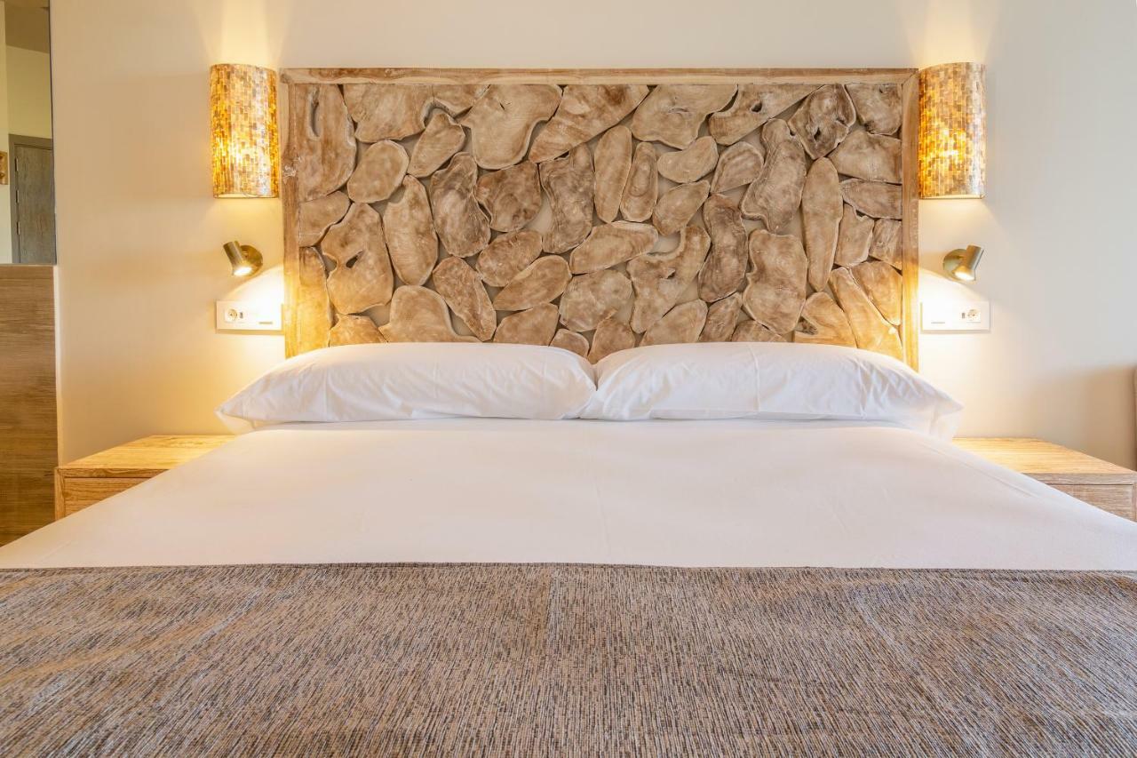 Zahara Beach & Spa By Qhotels - Adults Recommended Захара-де-лос-Атунес Экстерьер фото A bed with a headboard