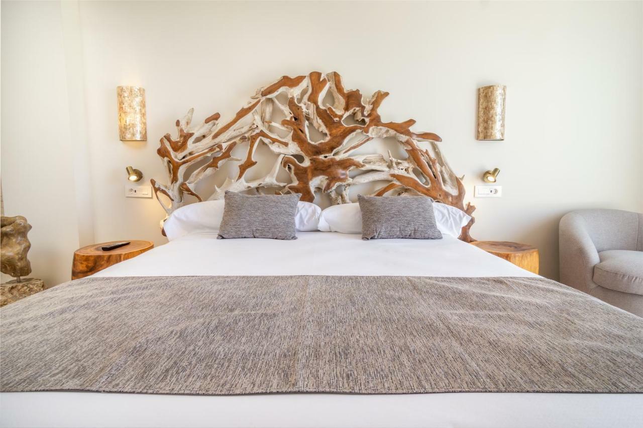 Zahara Beach & Spa By Qhotels - Adults Recommended Захара-де-лос-Атунес Экстерьер фото A bed with a wooden headboard